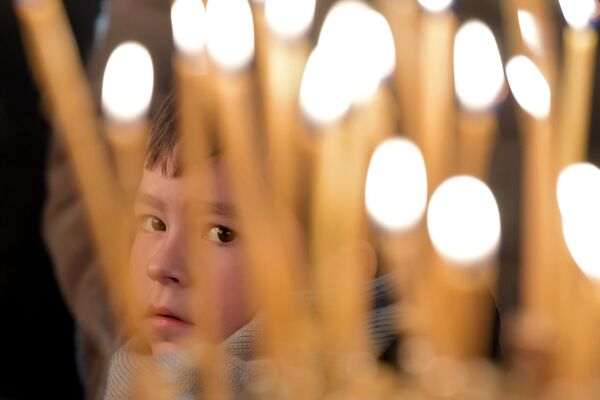 Рождество - праздник для всей семьи, для больших и маленьких. На фото ребенок перед началом литургии в Казанском соборе в Санкт-Петербурге. - Sputnik Абхазия