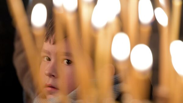 Ребенок перед началом Рождественской литургии в Казанском соборе в Санкт-Петербурге - Sputnik Абхазия