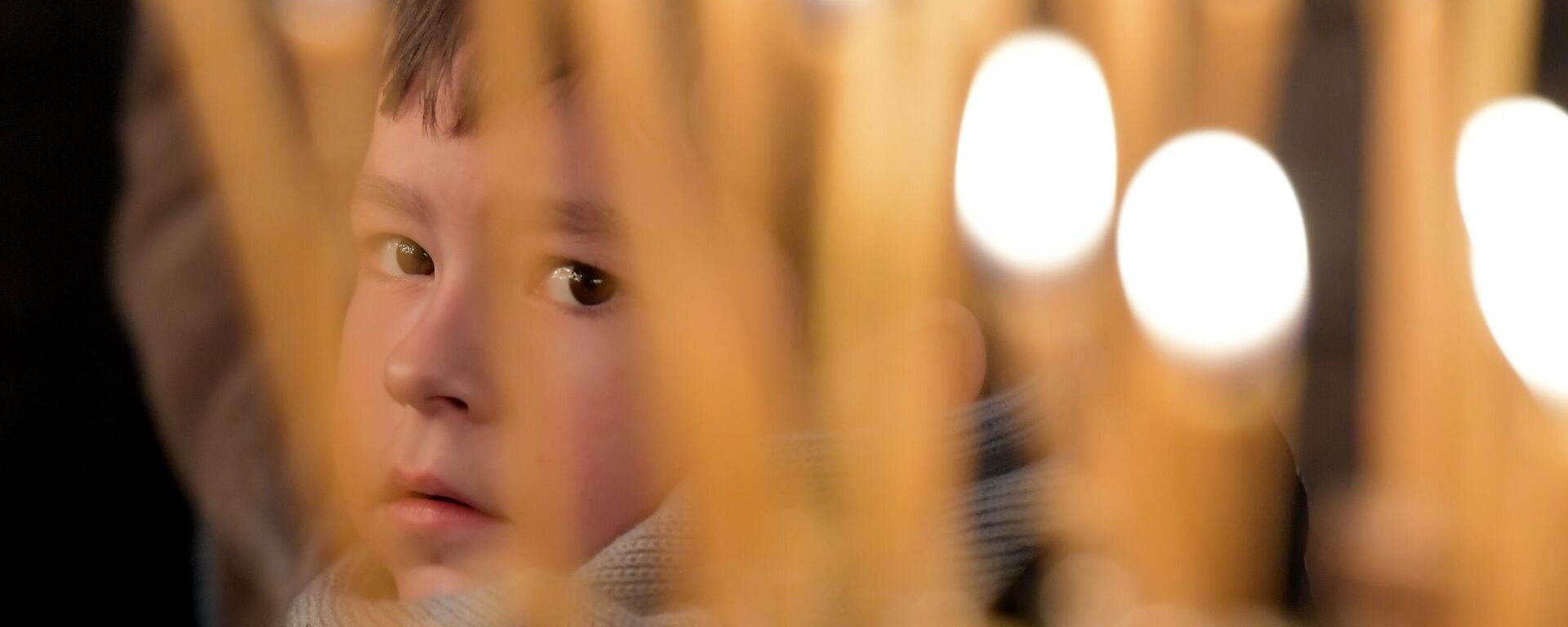 Ребенок перед началом Рождественской литургии в Казанском соборе в Санкт-Петербурге - Sputnik Абхазия, 1920, 06.01.2026