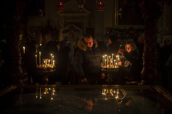 В канун Рождества люди зажигают свечи... - Sputnik Абхазия