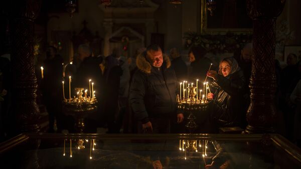 Православные зажигают свечи в храме Святого Духа в канун Рождества, Вильнюс, Литва - Sputnik Аҧсны