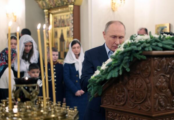 В праздничных мероприятиях в Ново-Огарево принял участие и президент России Владимир Путин. - Sputnik Абхазия
