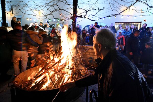 Так, в Боснии православные христиане в сочельник традиционно сжигают сушеные дубовые ветви. - Sputnik Абхазия