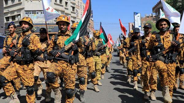 Вооруженные силы, лояльные йеменским повстанцам-хути, маршируют по улицам Саны в знак солидарности с палестинцами - Sputnik Абхазия