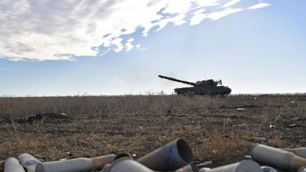 Боевая стрельба экипажей модернизированного танка Т-62 на полигоне в Запорожской области - Sputnik Абхазия