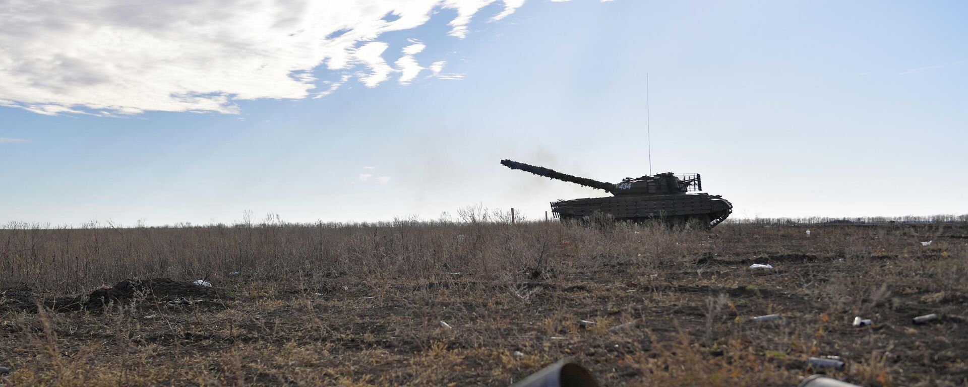 Боевая стрельба экипажей модернизированного танка Т-62 на полигоне в Запорожской области - Sputnik Абхазия, 1920, 30.10.2024