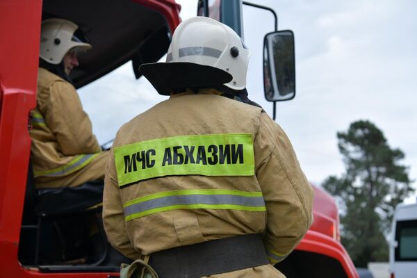 Пожарная машина также дежурила у здания. - Sputnik Абхазия