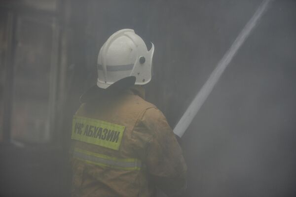Пожар в здании начался примерно в 03:30 и был локализован в семь часов. К моменту приезда съемочной группы Sputnik пожарные продолжили работать. - Sputnik Абхазия