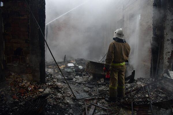 На место тут же прибыли 11 пожарных расчетов, но спасти фонд не удалось - почти все картины сгорели. - Sputnik Абхазия