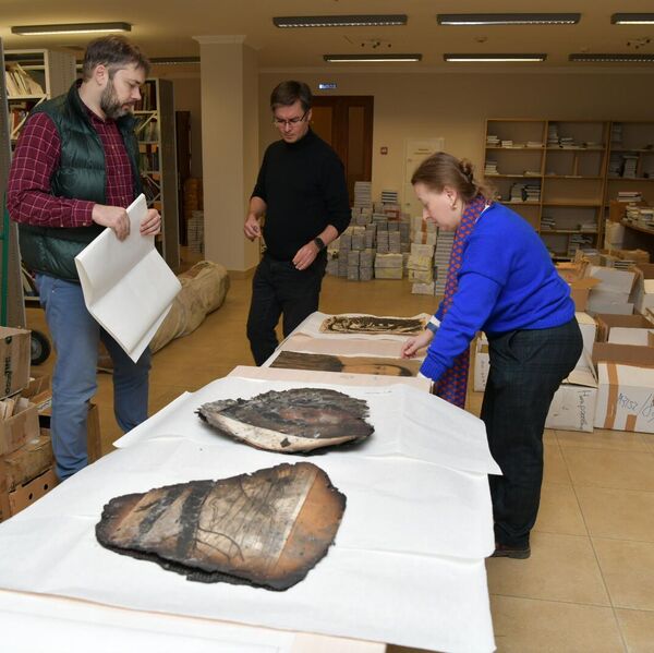 Российские реставраторы приступили к осмотру картин, уцелевших при пожаре в здании Союза художников 21 января. - Sputnik Абхазия