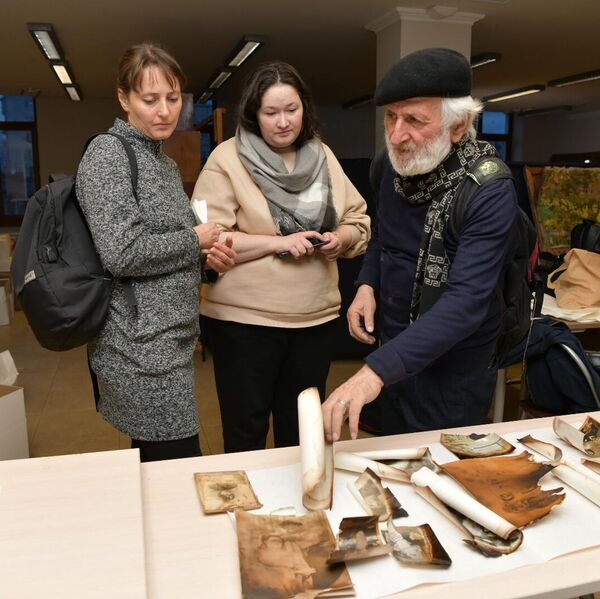 Российские реставраторы приступили к осмотру картин, уцелевших при пожаре в здании Союза художников 21 января. - Sputnik Абхазия