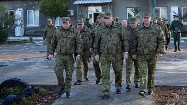 Министр обороны, генерал-полковник Владимир Ануа продолжает проверку боевой и мобилизационной готовности Вооруженных Сил
 - Sputnik Абхазия