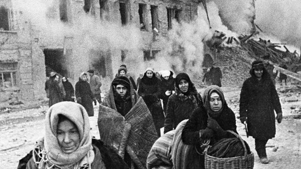 Жители блокадного Ленинграда выходят из бомбоубежища после отбоя тревоги. - Sputnik Абхазия