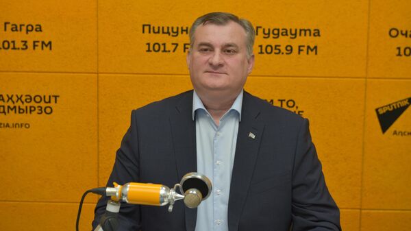 Эдуард Бутба рассказал о ситуации со здравоохранением в Абхазии - Sputnik Абхазия