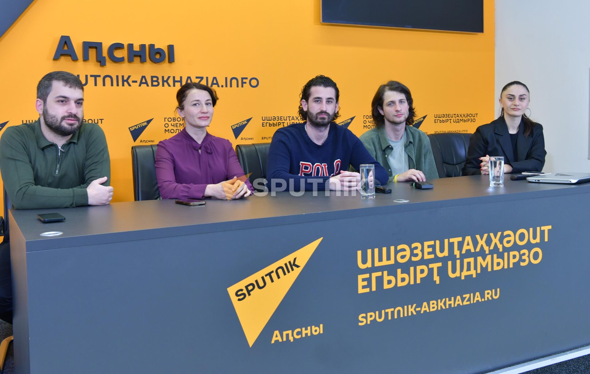 В пресс-центре Sputnik Абхазия состоялась пресс-конференция, посвященная романтической комедии Только не падай - Sputnik Аҧсны, 1920, 12.02.2024