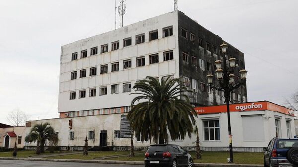 В центральной части города Гудаута идет активная замена кровли здания, в котором располагаются районная почта, библиотека и телевидение - Sputnik Абхазия