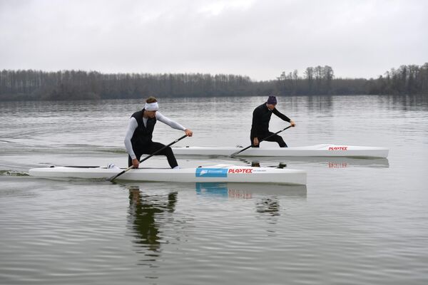 Подготовка спортсменов проходит на озере Скурча в селе Адзюбжа. - Sputnik Абхазия