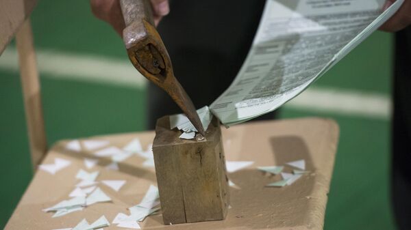 Уничтожение неиспользованных бюллетеней на избирательном участке в ходе выборов губернатора Омской области в единый день голосования в России - Sputnik Аҧсны