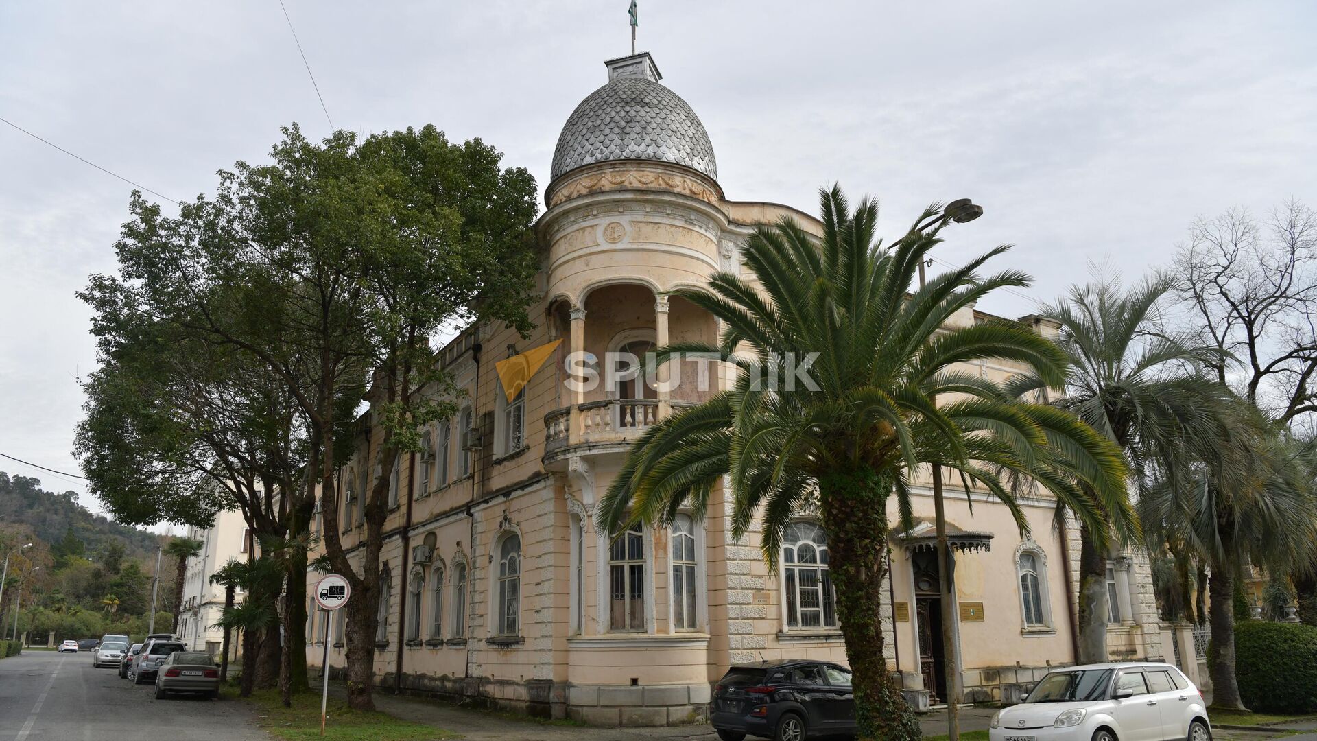 Здание Абхазского института гуманитарных - Sputnik Абхазия, 1920, 30.04.2024