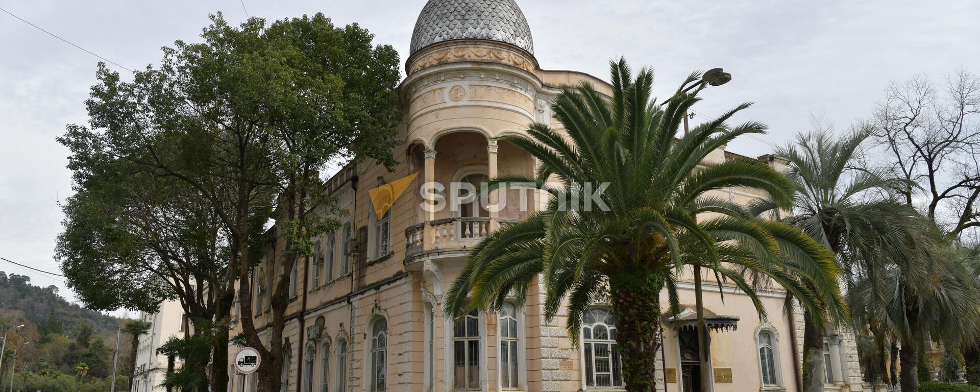Здание Абхазского института гуманитарных - Sputnik Абхазия, 1920, 30.04.2024