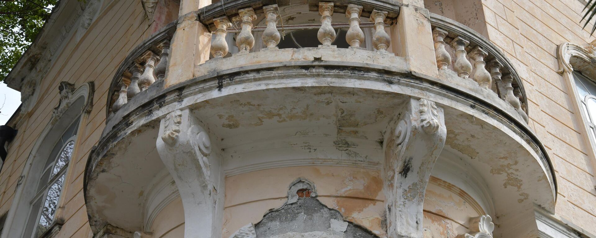 Здание Абхазского института гуманитарных - Sputnik Абхазия, 1920, 01.10.2025