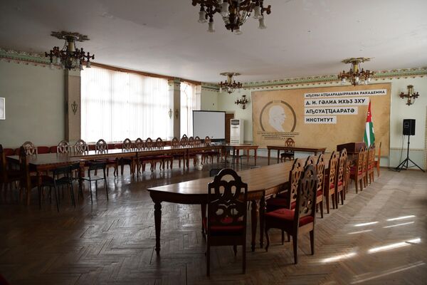 В некоторых помещениях электричество отсутствует, например, в библиотеке, которая расположена на первом этаже. - Sputnik Абхазия