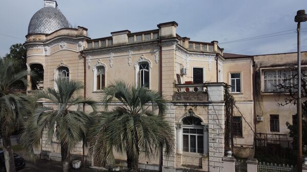 Абхазский институт гуманитарных исследований расположен в историческом здании, которое было построено в 1912 году в стиле модерн. - Sputnik Абхазия