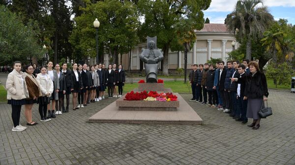 Цветы возложили у памятника Дмитрия Гулия  - Sputnik Абхазия