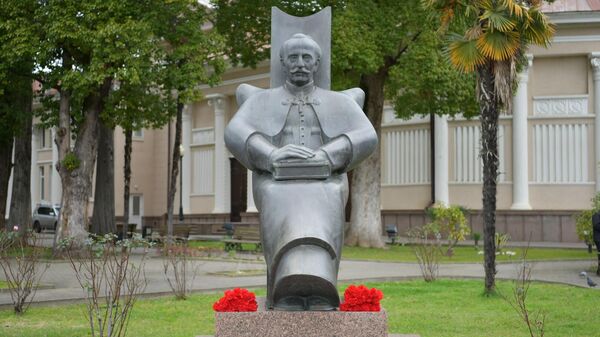 Цветы возложили у памятника Дмитрия Гулия  - Sputnik Абхазия