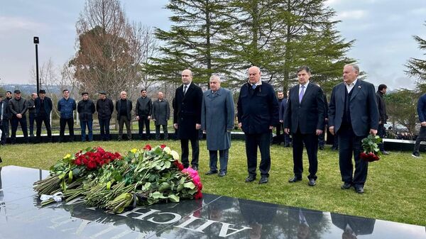 Президент Аслан Бжания почтил память Первого президента Владислава Ардзинба - Sputnik Абхазия