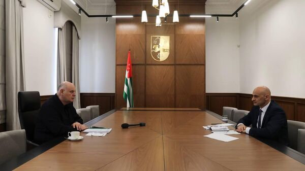 Президент Аслан Бжания провел встречу с Председателем Службы государственной безопасности Темуром Ахиба - Sputnik Аҧсны