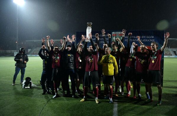 Футболисты &quot;Гагры&quot; с завоеванным трофеем в руках. - Sputnik Абхазия