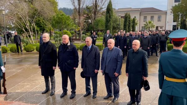 В Парке Славы в Сухуме прошла церемония возложения - Sputnik Абхазия