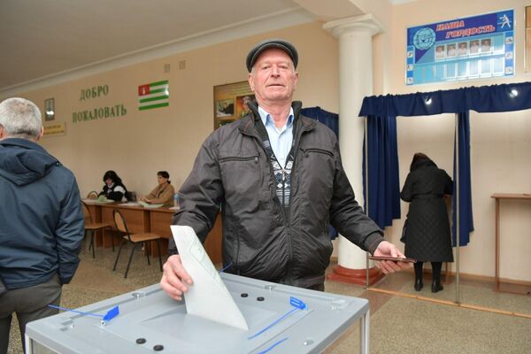 Сами избиратели говорили, что участие в выборах президента России – это маленький праздник. - Sputnik Абхазия