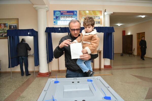 Кто-то пришел проголосовать вместе с будущими избирателями. - Sputnik Абхазия
