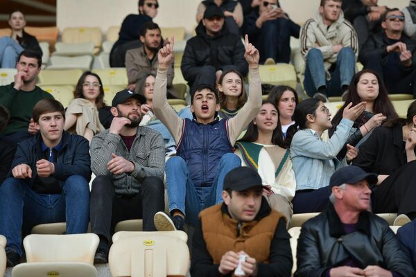 Любители футбола активно поддерживали свои команды. - Sputnik Абхазия