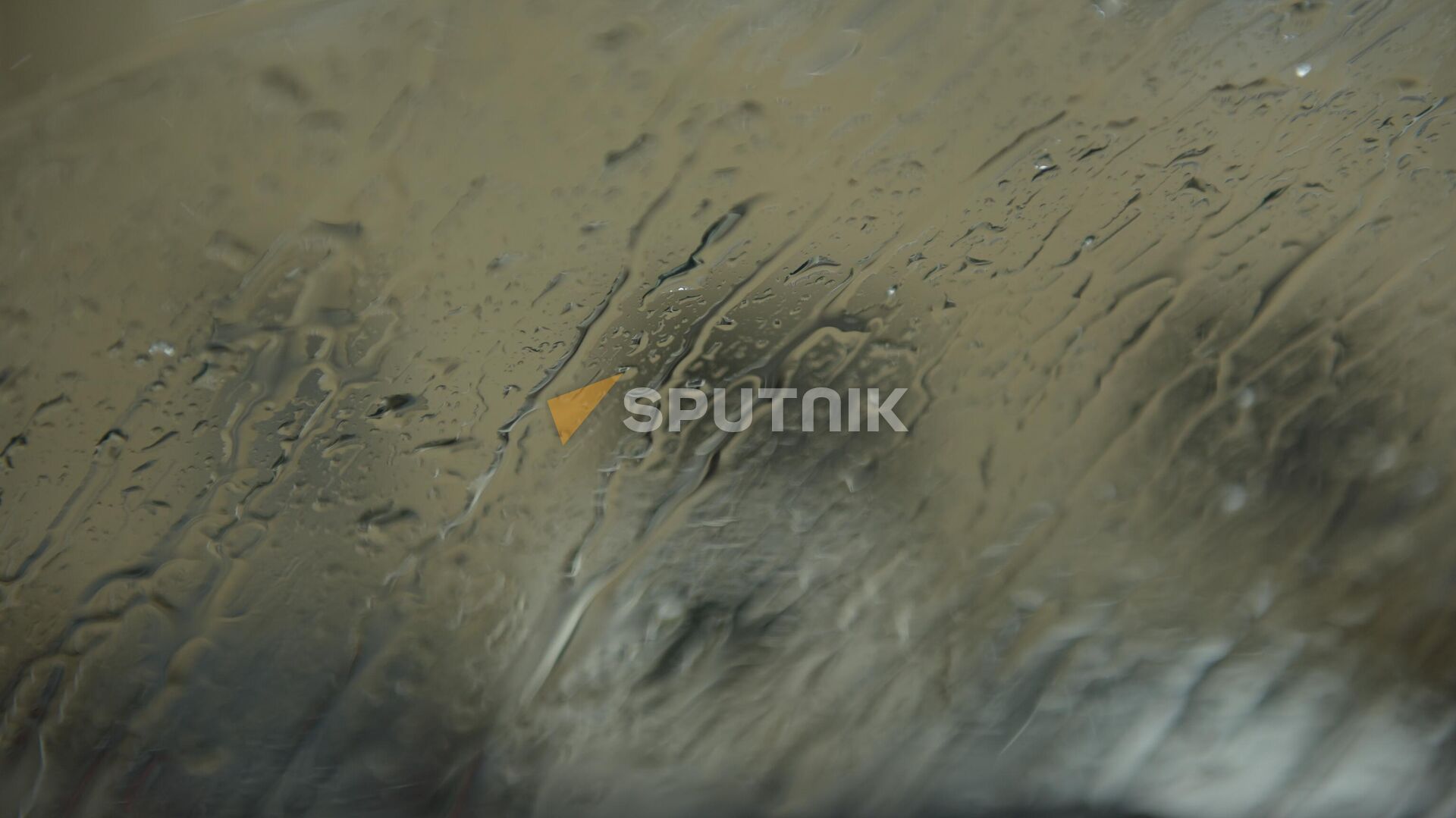 Капли дождя на стекле  - Sputnik Абхазия, 1920, 26.03.2024