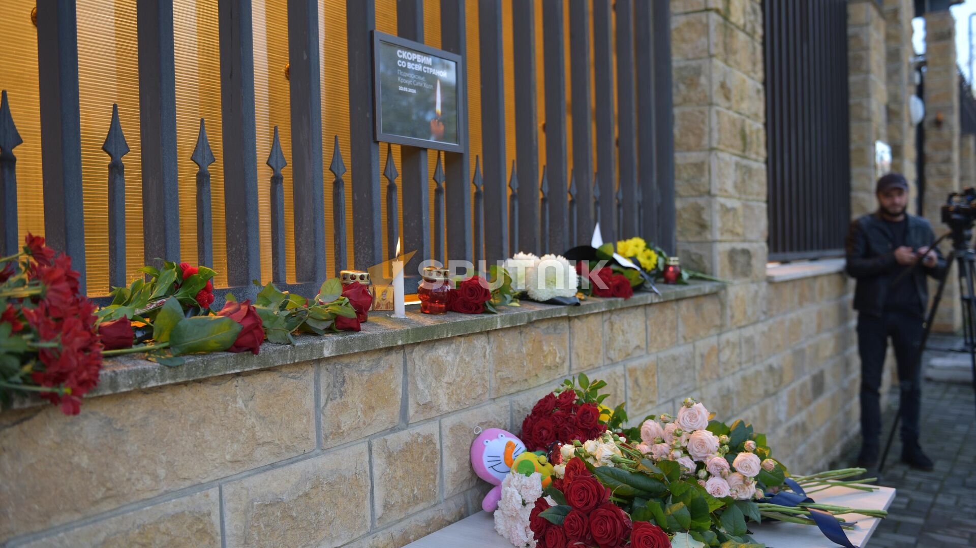 У Посольства России в Абхазии проходит акция в память о погибших в теракте в Крокус Сити холле - Sputnik Абхазия, 1920, 24.03.2024