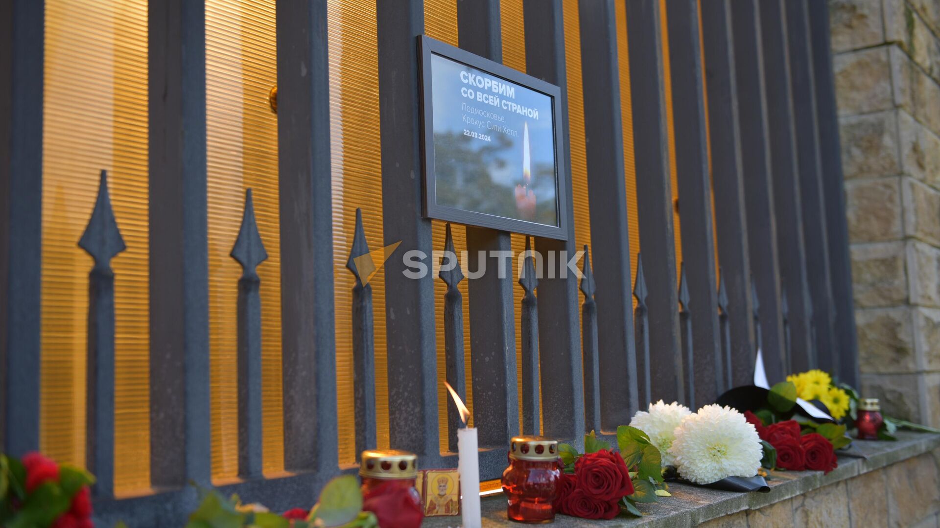 У Посольства России в Абхазии проходит акция в память о погибших в теракте в Крокус Сити холле - Sputnik Аҧсны, 1920, 25.03.2024