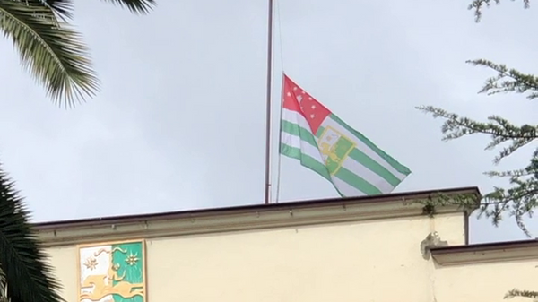 Флаг приспущен над зданием администрации Абхазии  - Sputnik Абхазия