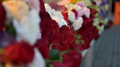 Сотрудники Генеральной прокуратуры Абхазии во главе с генпрокурором Адгуром Агрба возложили цветы у Посольства Российской Федерации в Абхазии в память о жертвах террористического акта в Подмосковье.