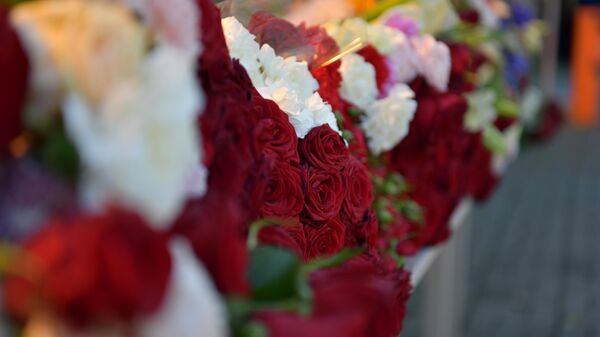 Сотрудники Генеральной прокуратуры Абхазии во главе с генпрокурором Адгуром Агрба возложили цветы у Посольства Российской Федерации в Абхазии в память о жертвах террористического акта в Подмосковье. - Sputnik Абхазия