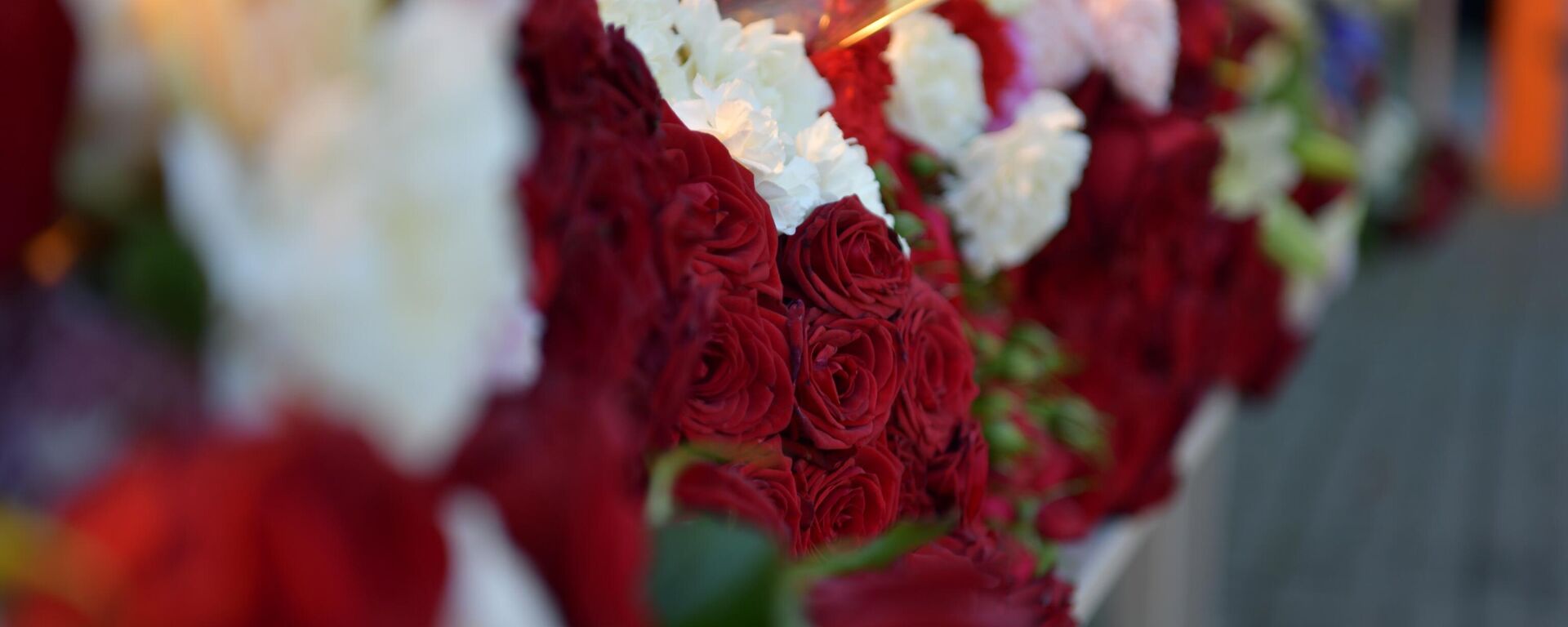 Сотрудники Генеральной прокуратуры Абхазии во главе с генпрокурором Адгуром Агрба возложили цветы у Посольства Российской Федерации в Абхазии в память о жертвах террористического акта в Подмосковье. - Sputnik Абхазия, 1920, 16.02.2026