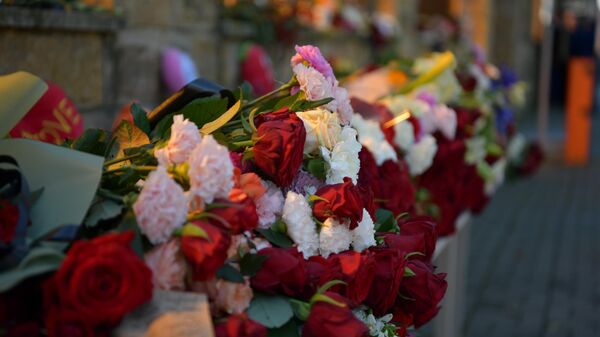 Сотрудники Генеральной прокуратуры Абхазии во главе с генпрокурором Адгуром Агрба возложили цветы у Посольства Российской Федерации в Абхазии в память о жертвах террористического акта в Подмосковье. - Sputnik Аҧсны