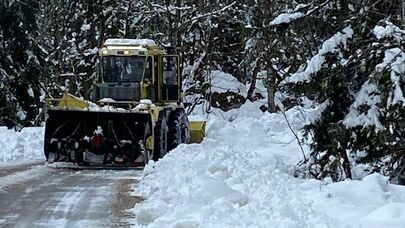 Снегоуборочная машина в рицинском Нацпарке 