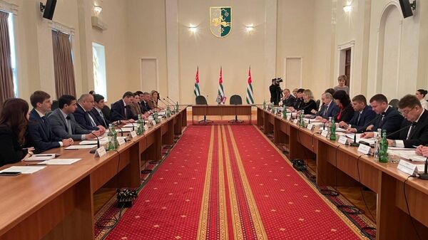 Пятое заседание совместной комиссии по торгово-экономическому, научно-техническому и гуманитарному сотрудничеству между Кабмином Абхазии и Советом министров Крыма открылось в Сухуме - Sputnik Абхазия