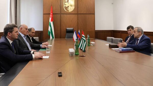 Сотрудничество Абхазии и Крыма обсудили Бжания и Мурадов - Sputnik Абхазия