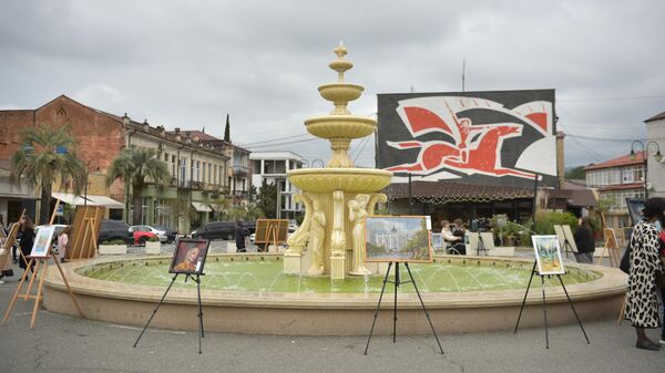 Выставка молодых художников открылась на площади имени Сергея Багапш в Сухуме - Sputnik Абхазия
