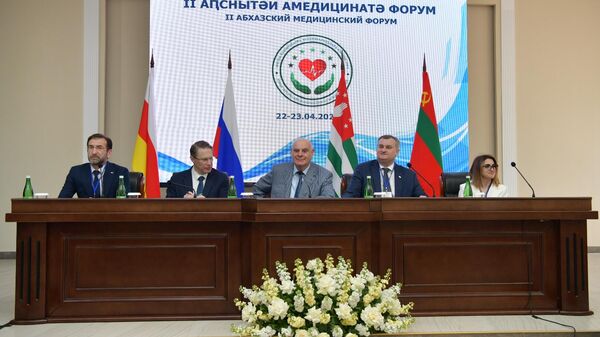 Аслан Бжания встретился с министрами здравоохранения России, Южной Осетии и ПМР - Sputnik Абхазия
