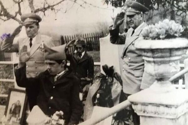 Боевые товарищи на могиле Виктора Аргун. 1982 год. - Sputnik Абхазия